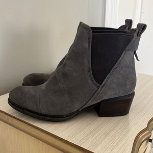 Timberland 9.5 pull on boots suede leather